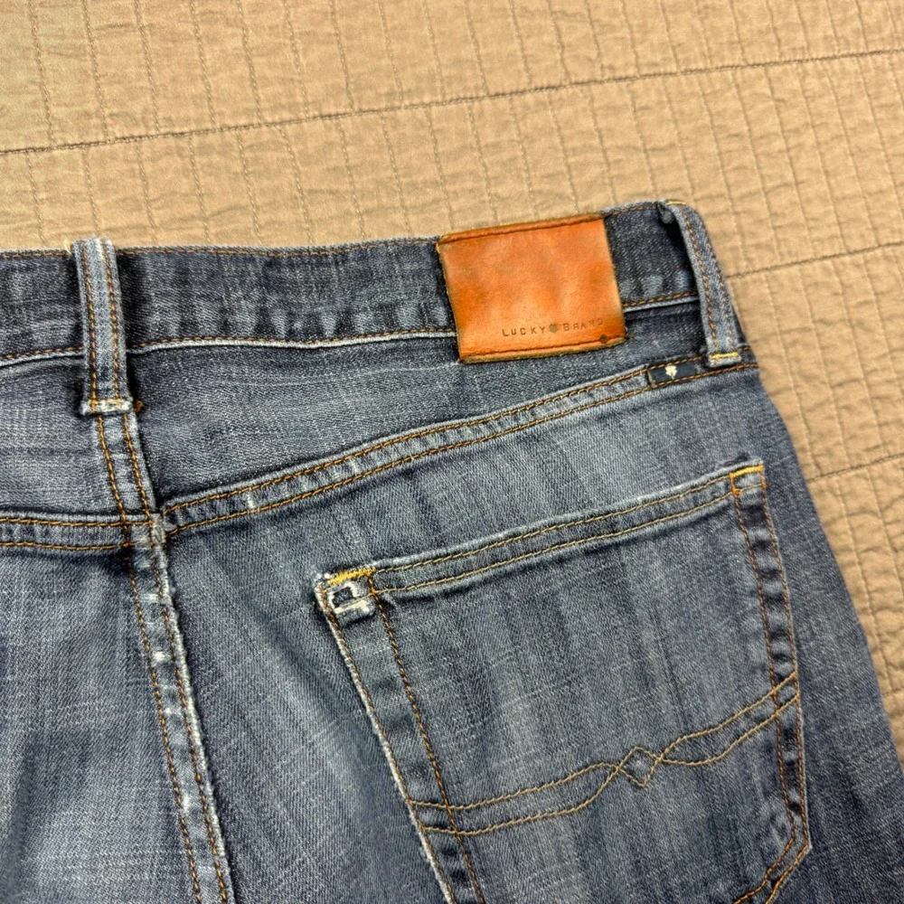 Lucky Brand 221 Original Straight Jeans Men 34x32 (36x32) Medium Wash Distressed